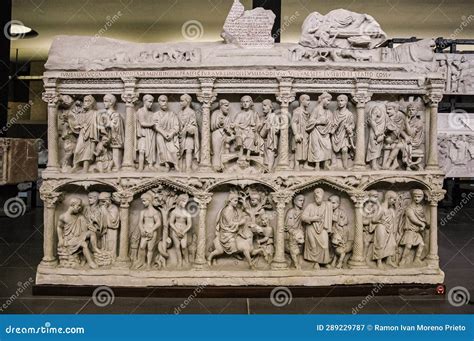 Sarcophagus of Junius Bassus Işıltılı Rölyeflerle Bezeli Anıt Bir Mezar Taşı!